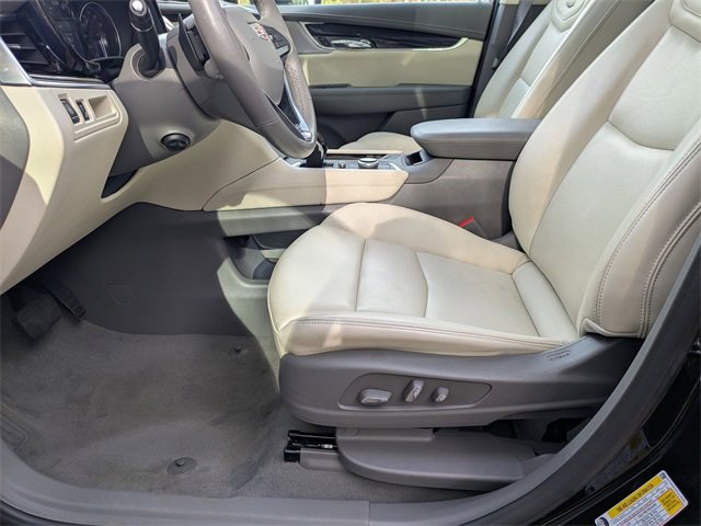Used 2025 Cadillac XT6 Premium Luxury image 12