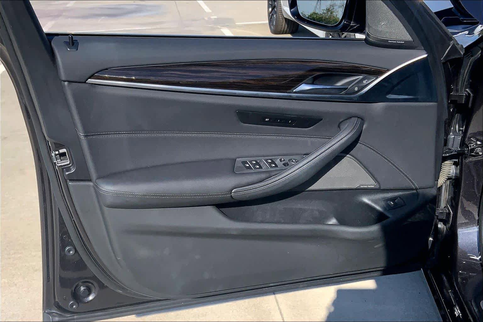 Used 2022 BMW 540i w/ Premium Package image 25