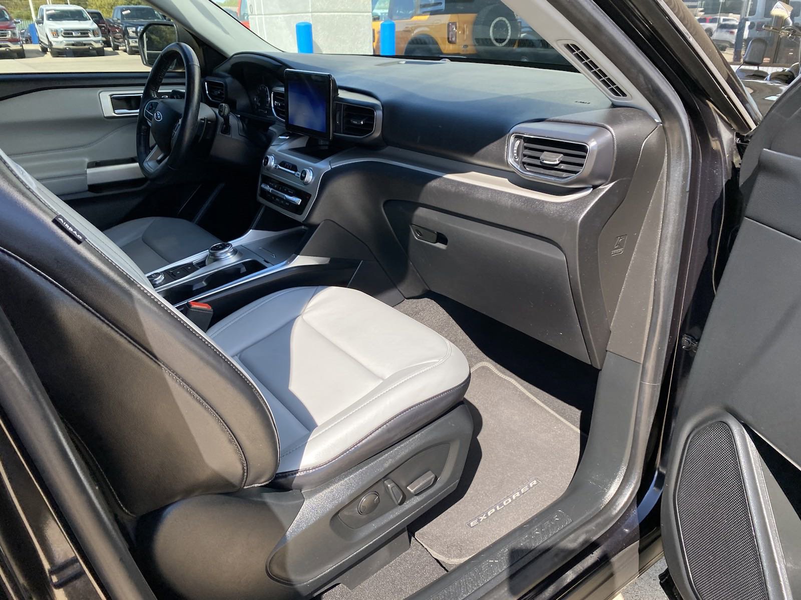 Used 2021 Ford Explorer XLT w/ Equipment Group 202A AWD/4WD image 18