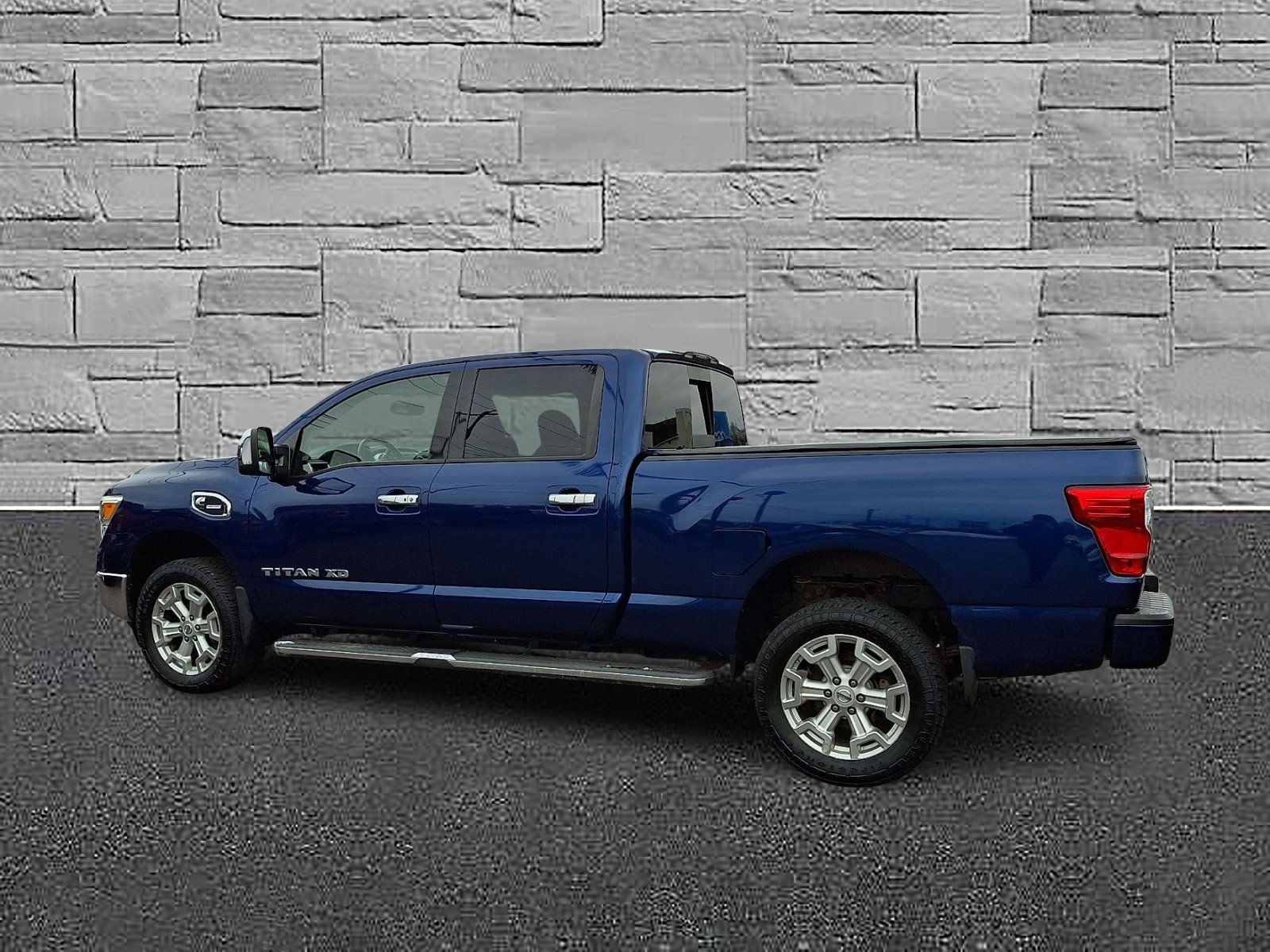 Used 2017 Nissan Titan SL image 7