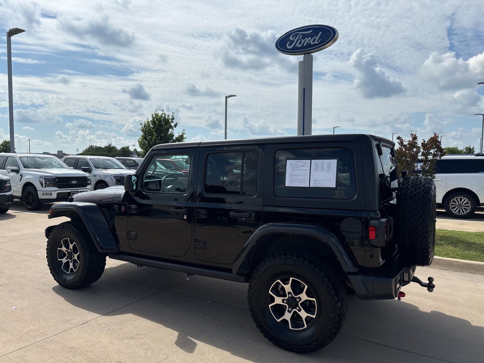 Used 2022 Jeep Wrangler Unlimited Rubicon w/ Cold Weather Group AWD/4WD image 3