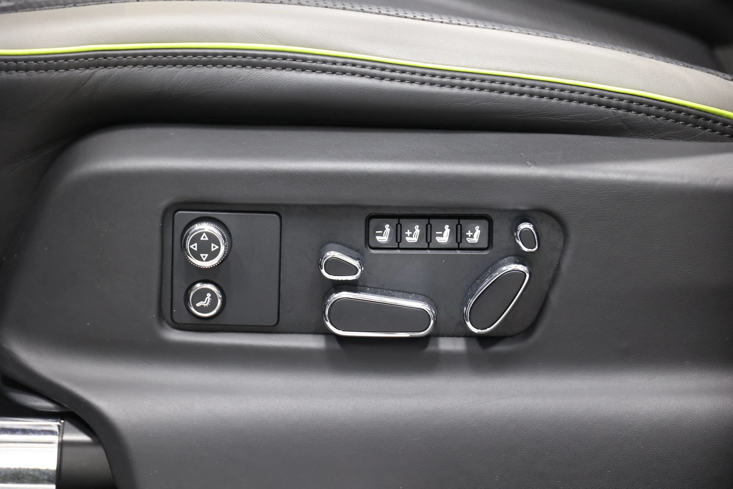Used 2023 Bentley Bentayga Extended Wheelbase AWD/4WD image 18