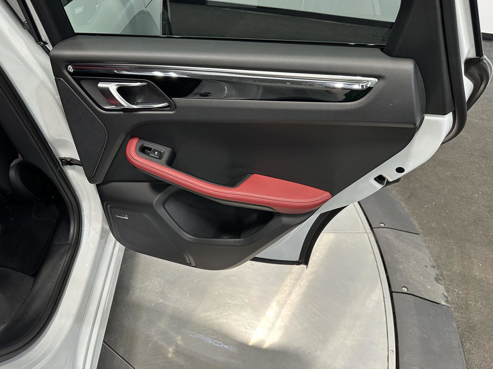 Certified 2025 Porsche Macan image 39