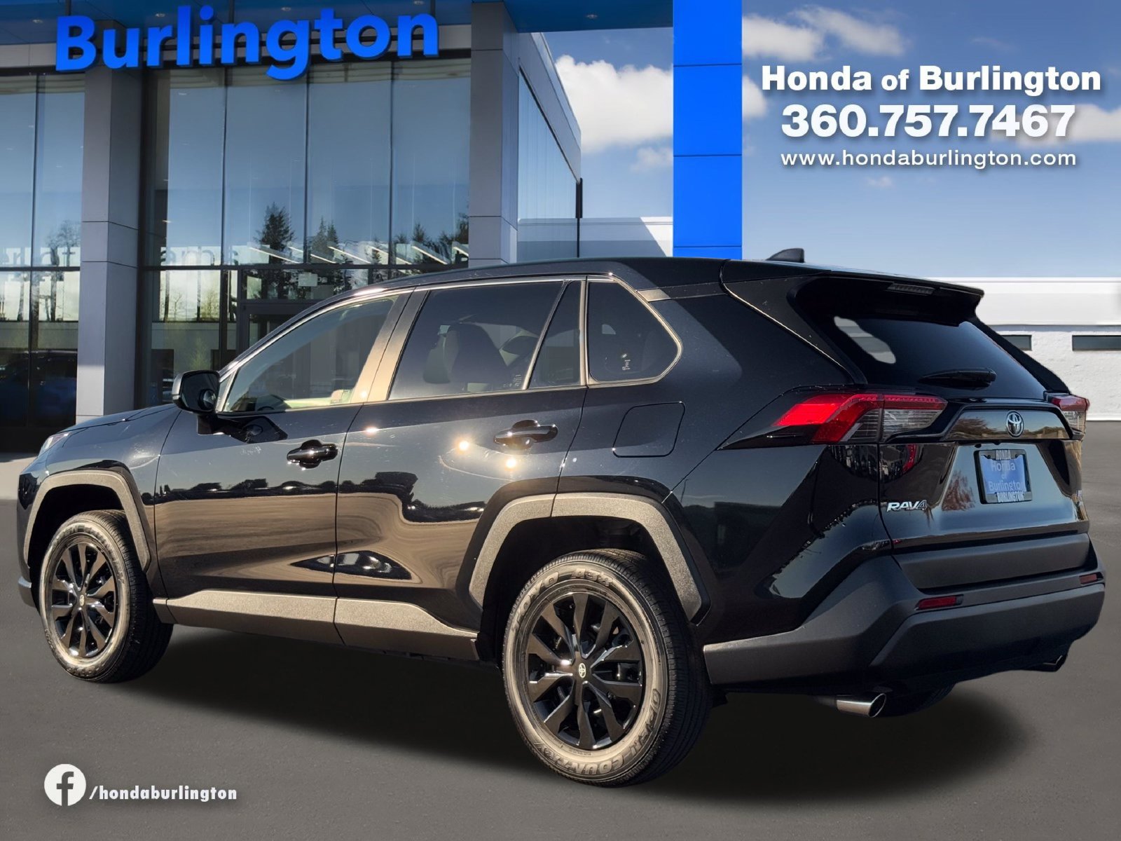 Used 2025 Toyota RAV4 LE AWD/4WD image 4