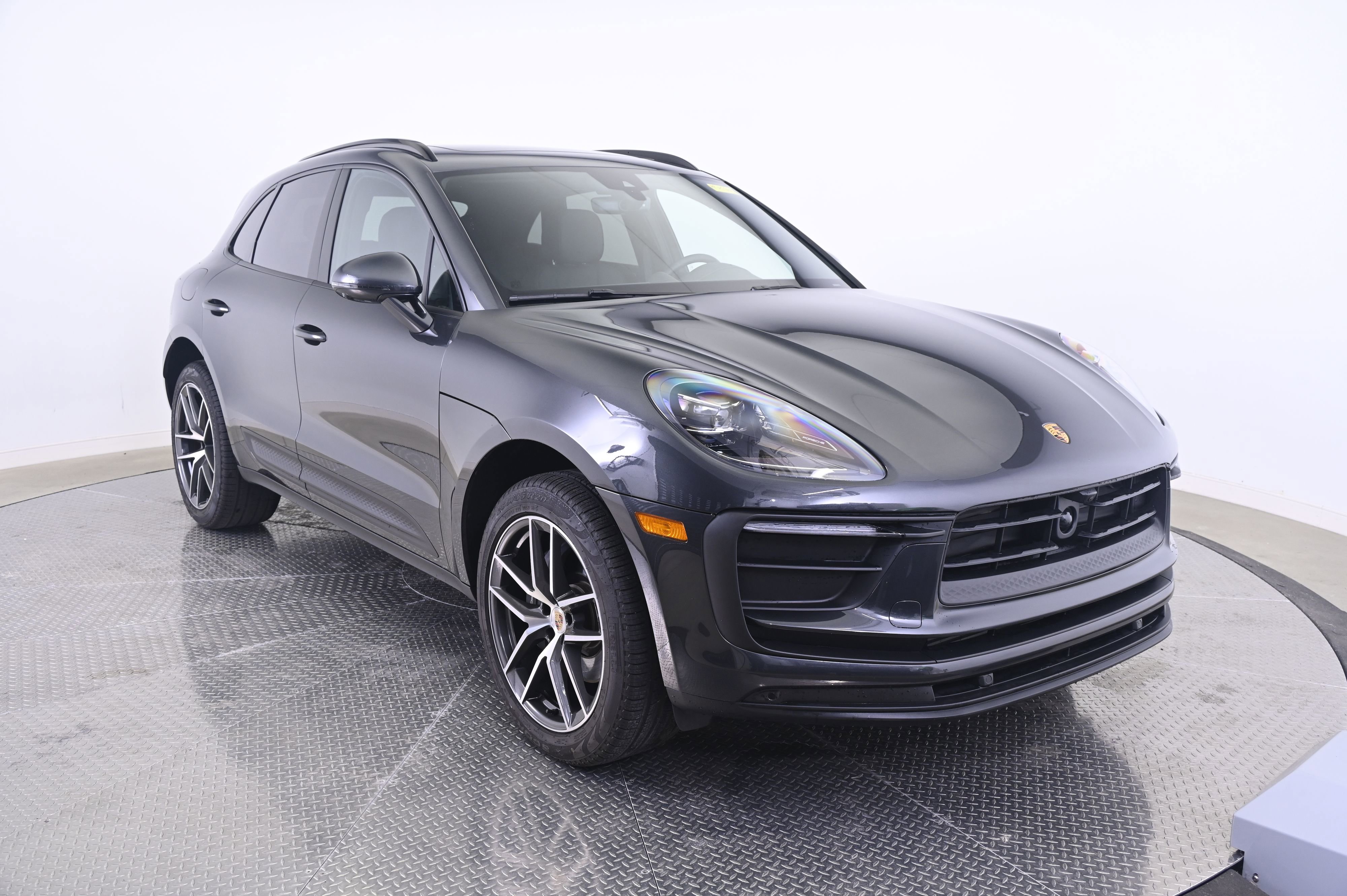 Certified 2025 Porsche Macan AWD/4WD image 9