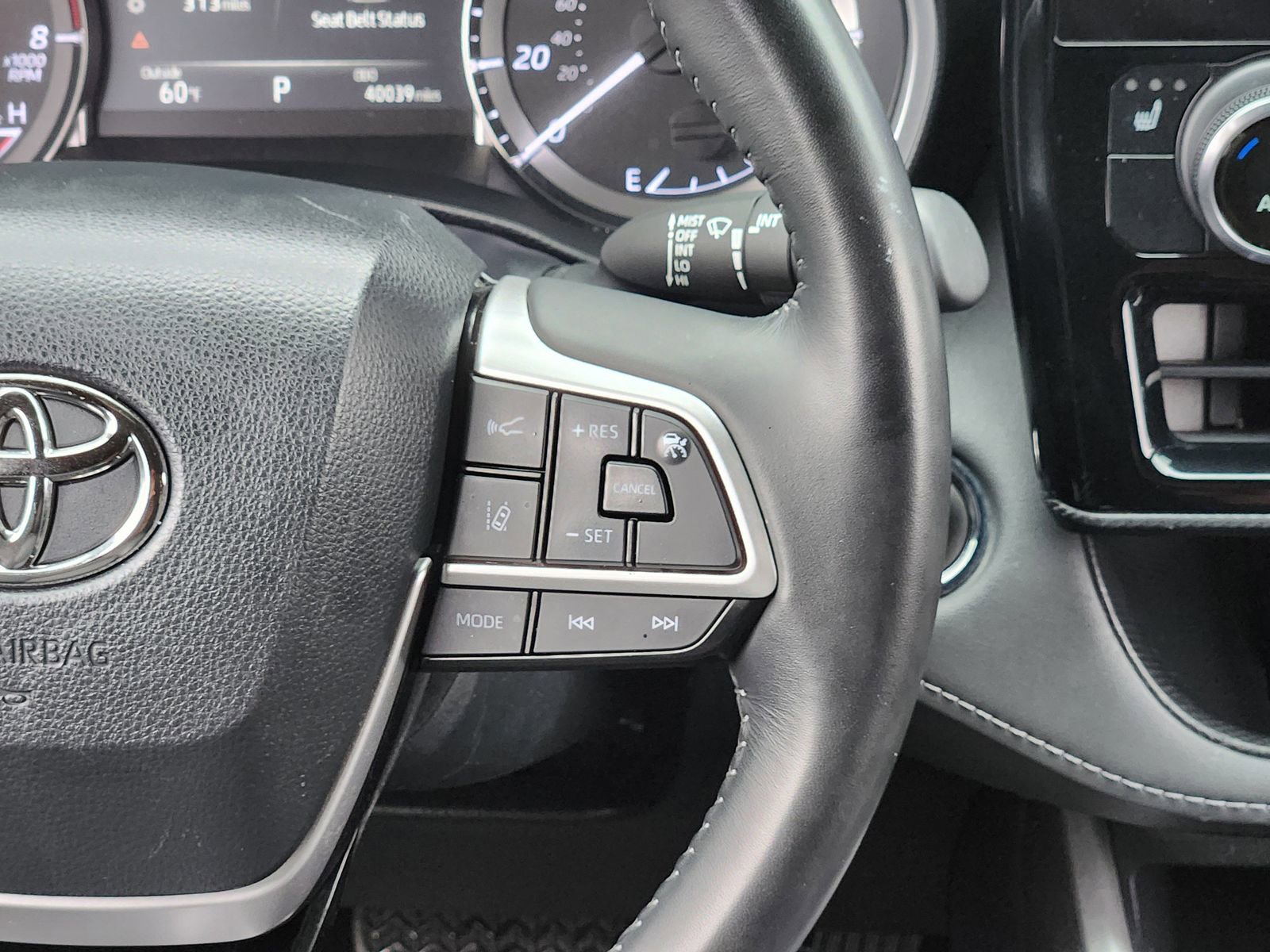 Used 2023 Toyota Highlander XSE image 34