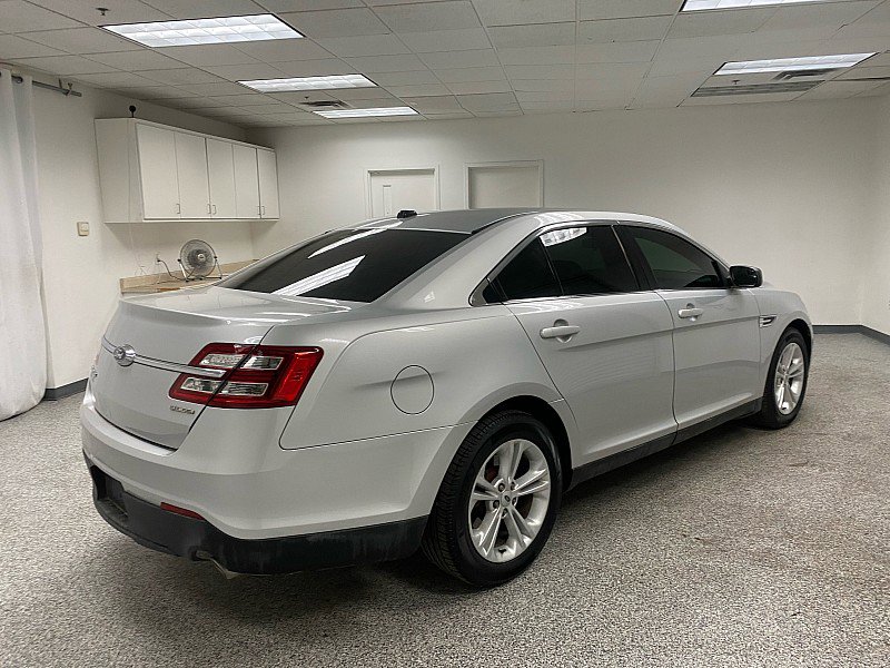 Used 2017 Ford Taurus SE image 5