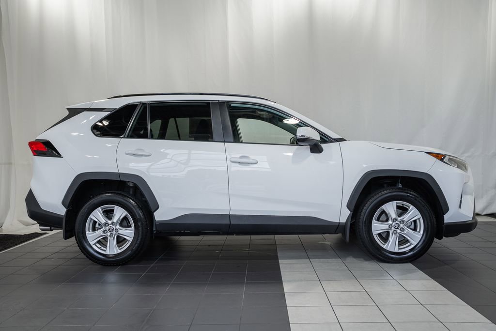 Used 2021 Toyota RAV4 XLE w/ Convenience Package FWD image 3