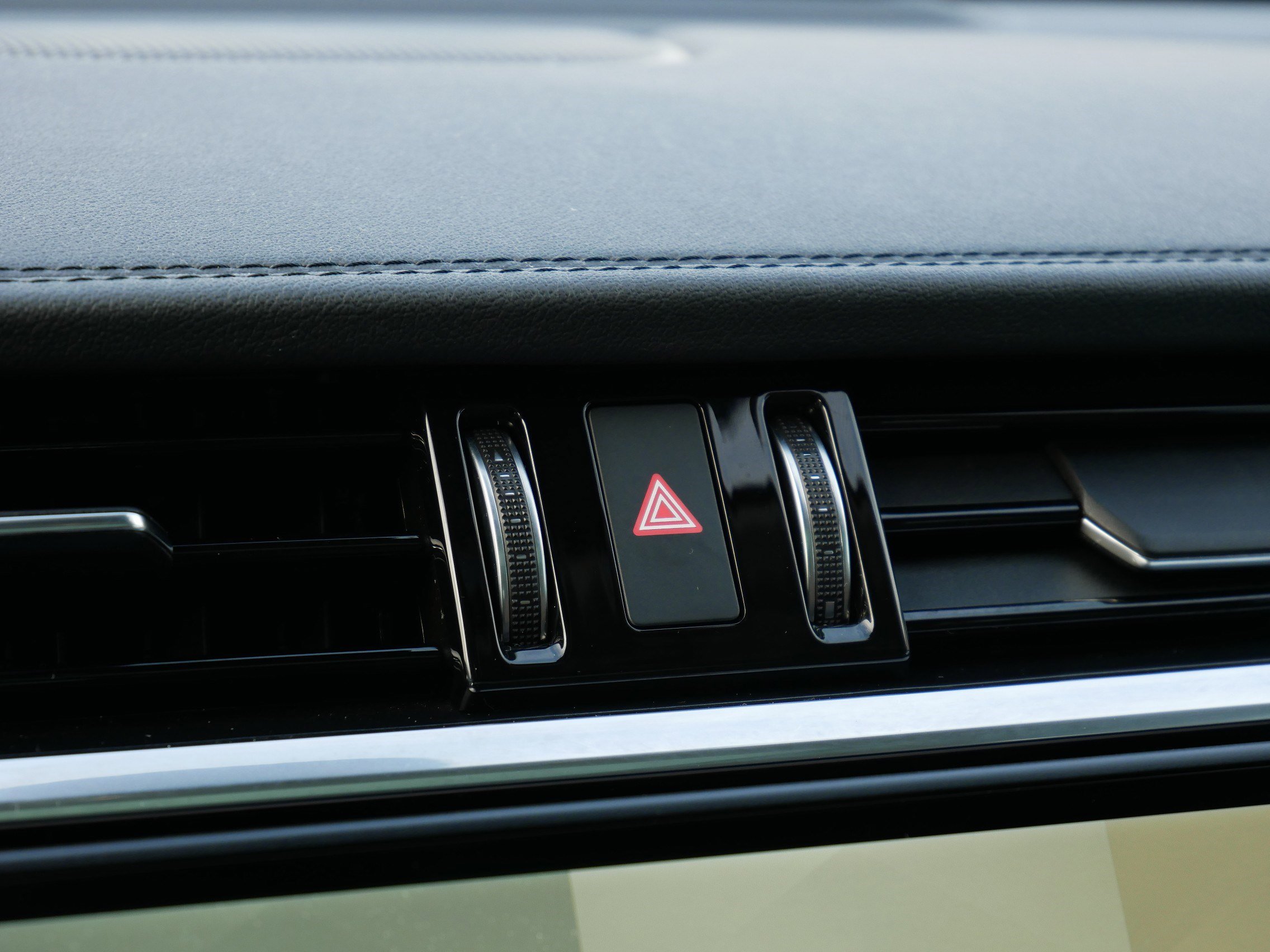 Used 2021 Jaguar XF SE image 30