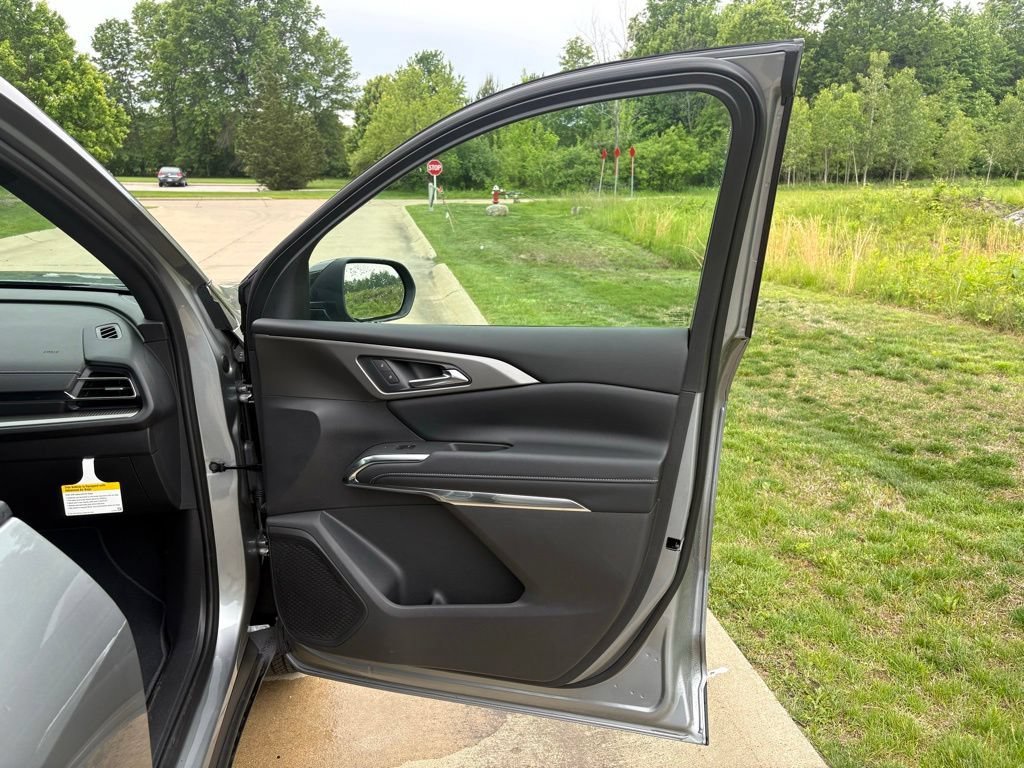 New 2026 Chevrolet Traverse LT w/ LPO, Floor Liner Package FWD image 27
