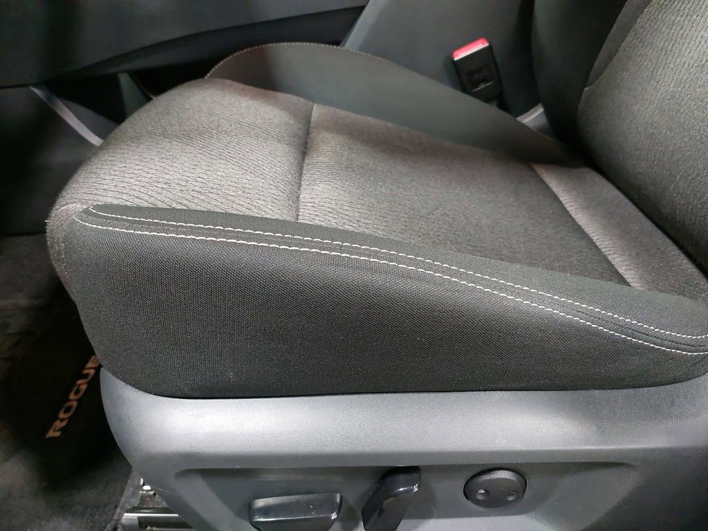 Certified 2025 Nissan Rogue SV image 29