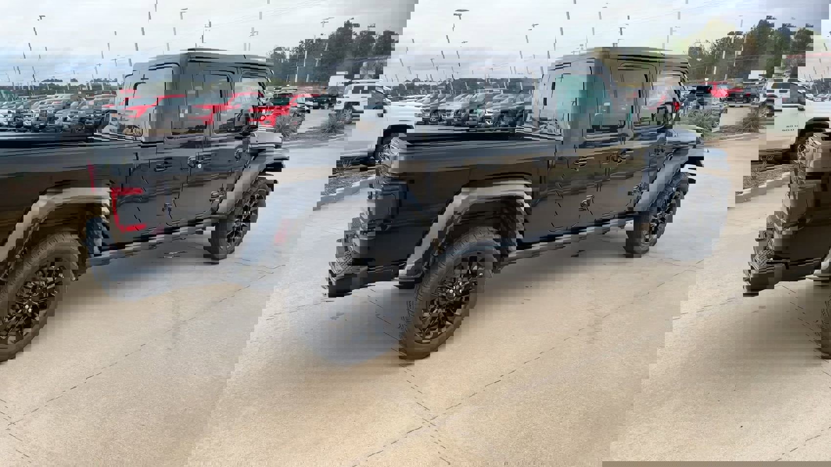 Used 2023 Jeep Gladiator Overland image 9