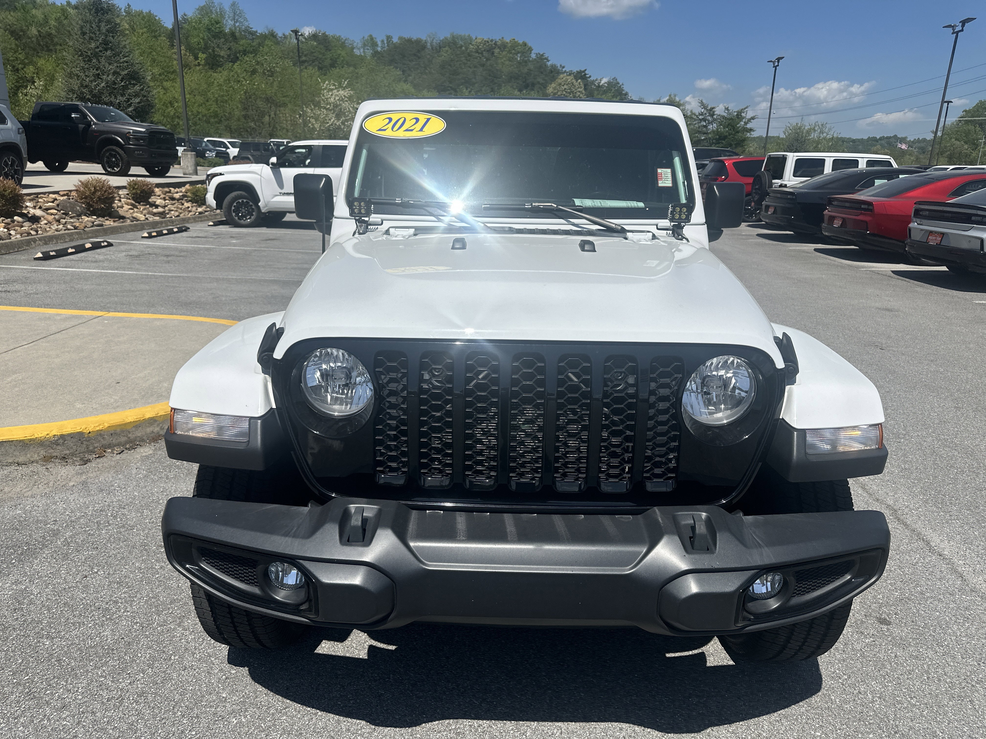Used 2021 Jeep Gladiator Willys AWD/4WD image 4