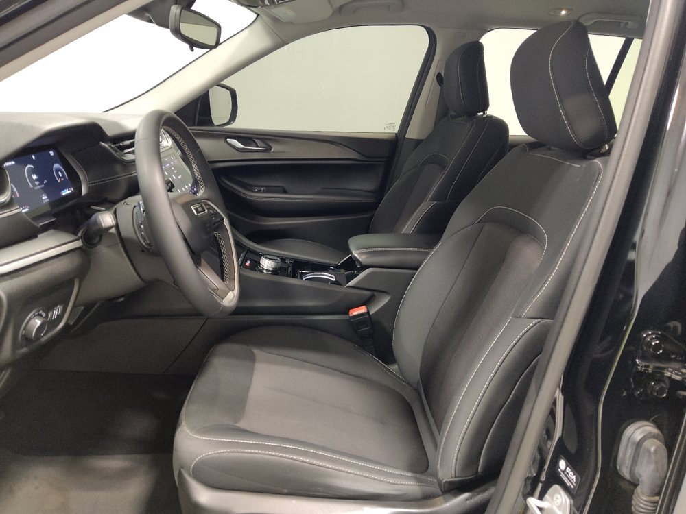 Used 2023 Jeep Grand Cherokee Laredo AWD/4WD image 17