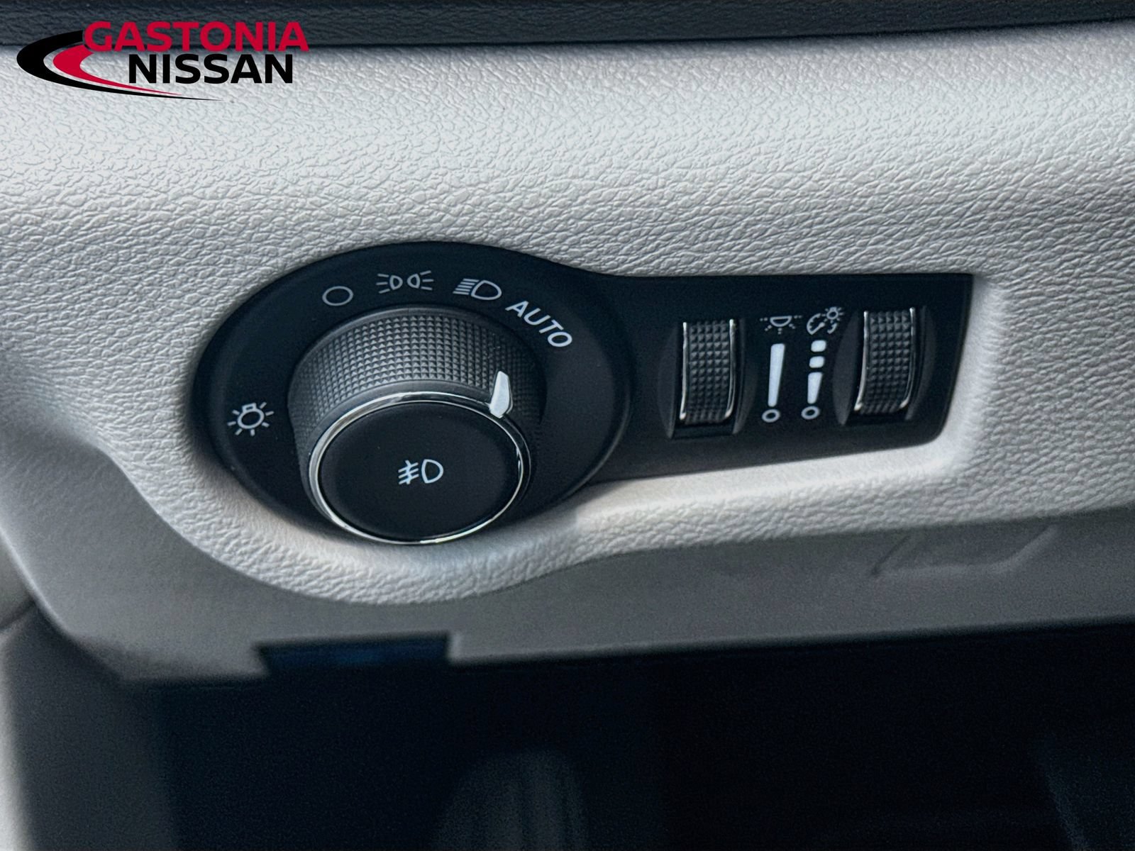 Used 2024 Chrysler Pacifica Touring-L FWD image 13
