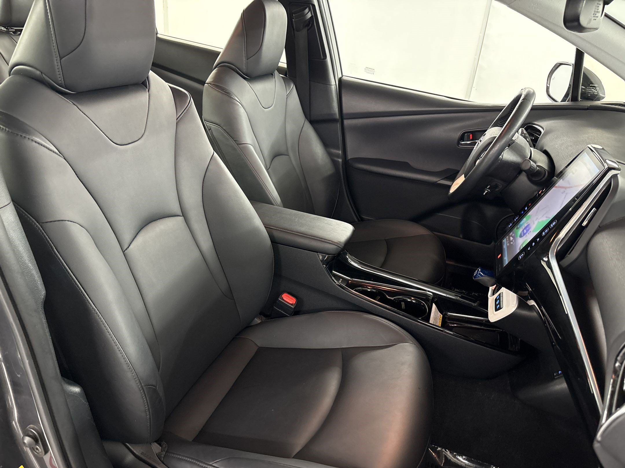 Used 2017 Toyota Prius Prime Advanced w/ Preferred Accessory Package FWD image 31