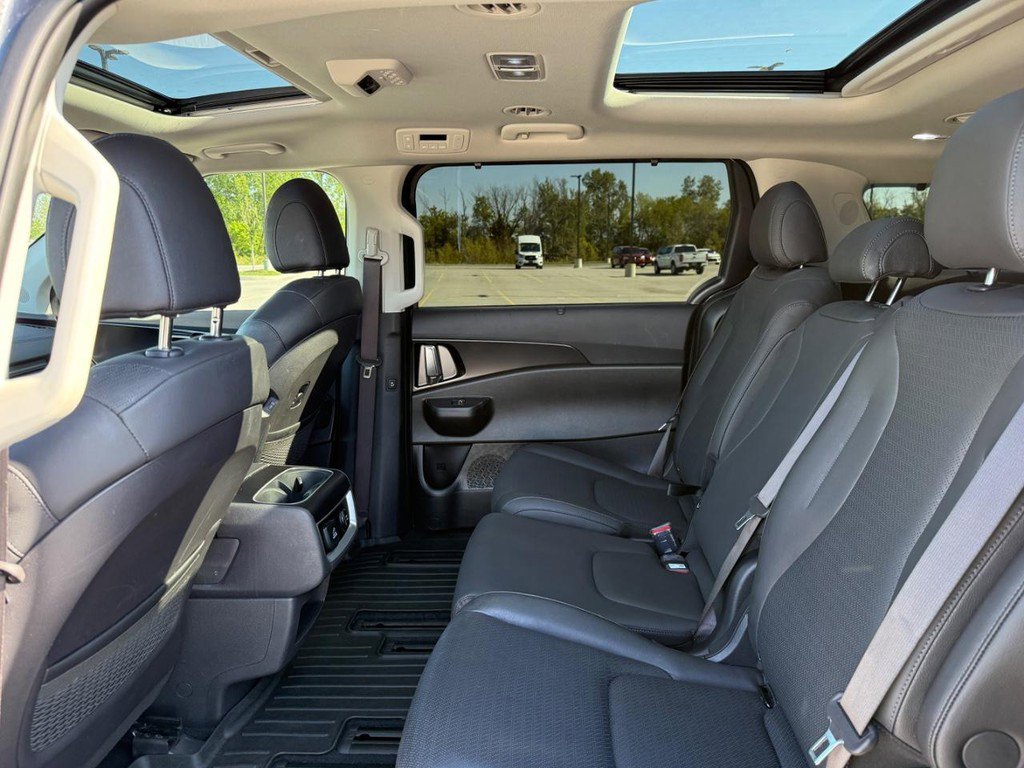Used 2025 Kia Carnival SX Prestige image 11