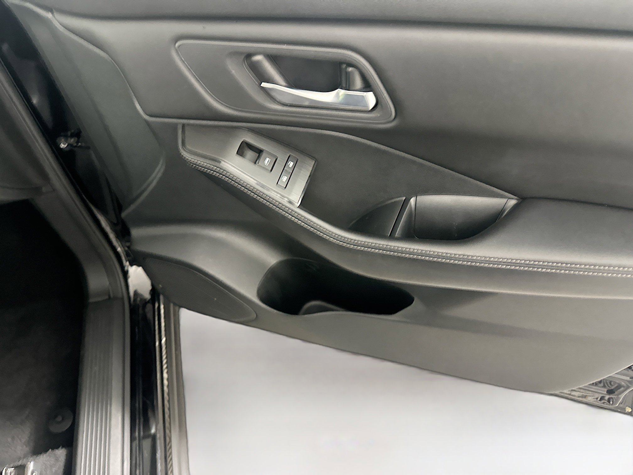 Used 2024 Nissan Rogue SV image 31