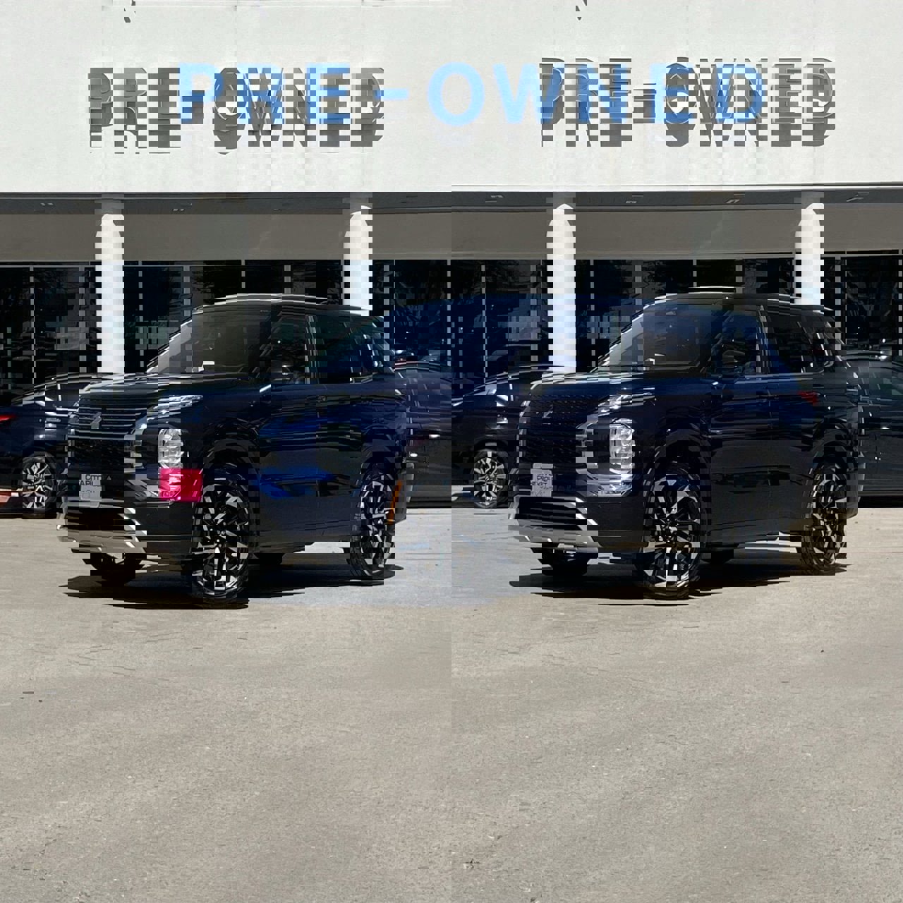 Used 2024 Mitsubishi Outlander SE image 2