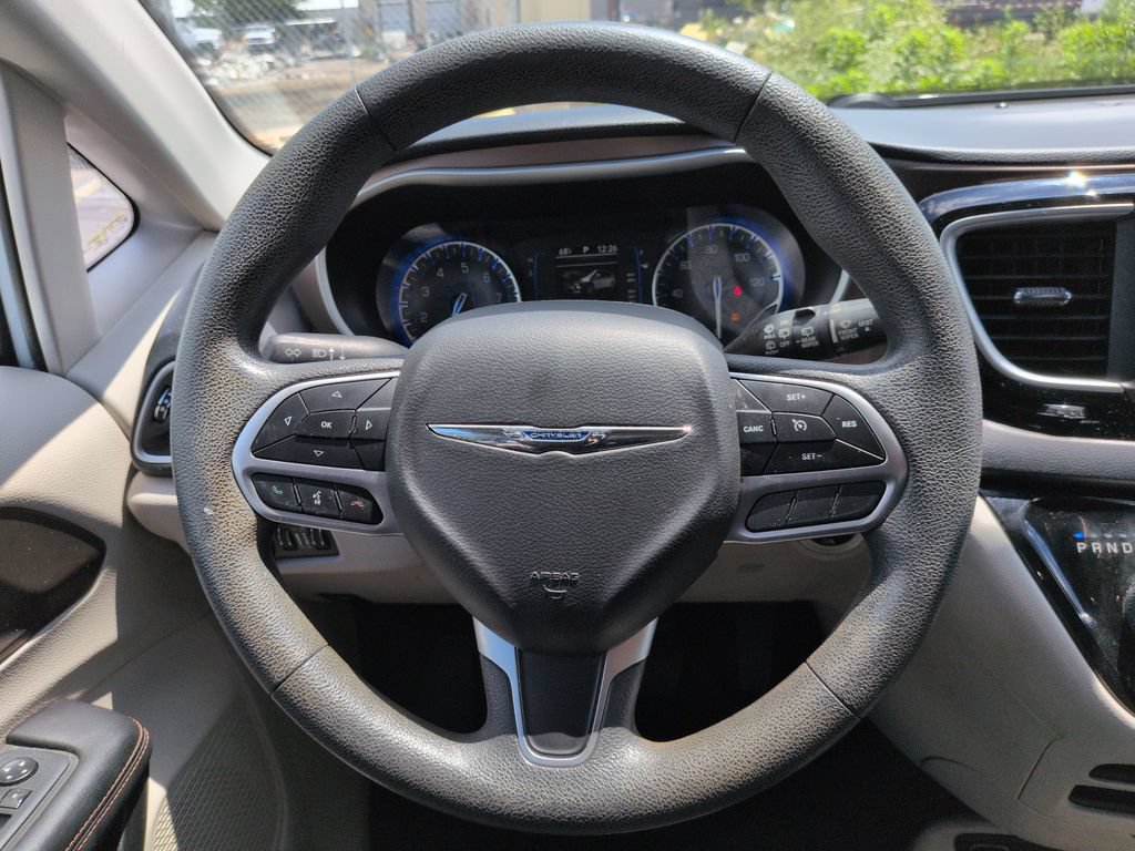 Used 2018 Chrysler Pacifica Touring Plus FWD image 15