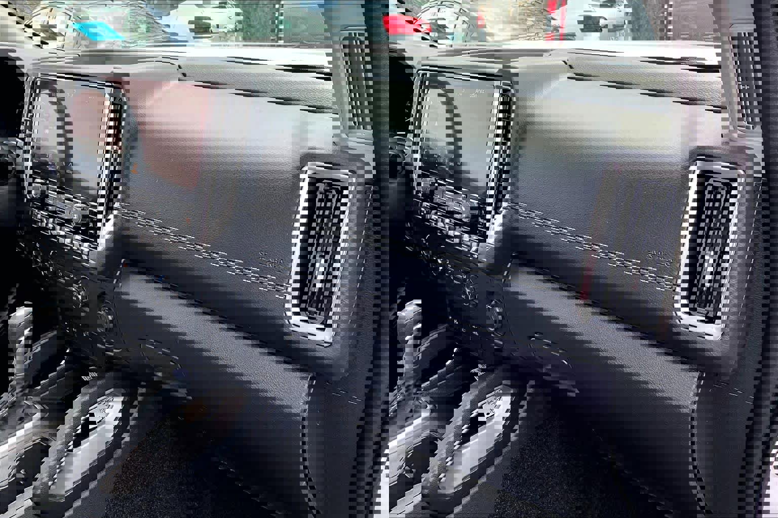 Used 2025 Nissan Frontier SV image 17