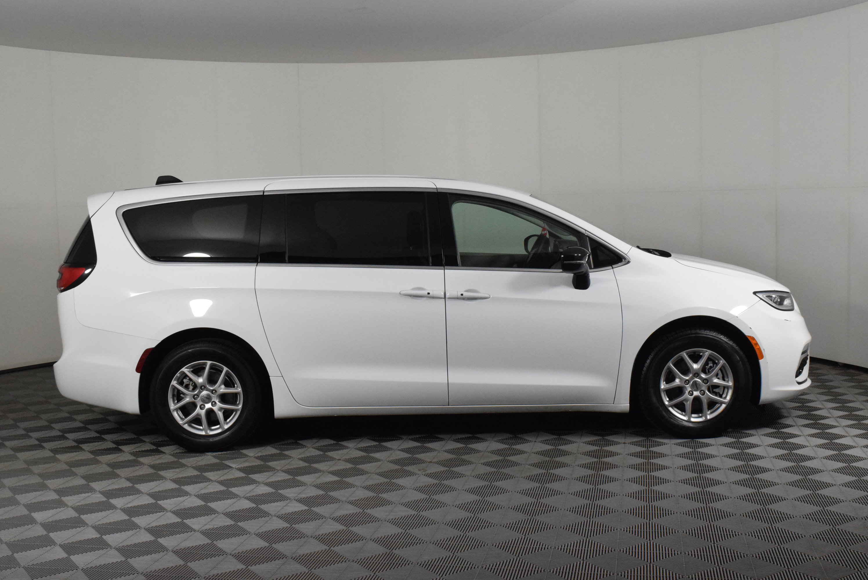 Used 2024 Chrysler Pacifica Touring-L image 4