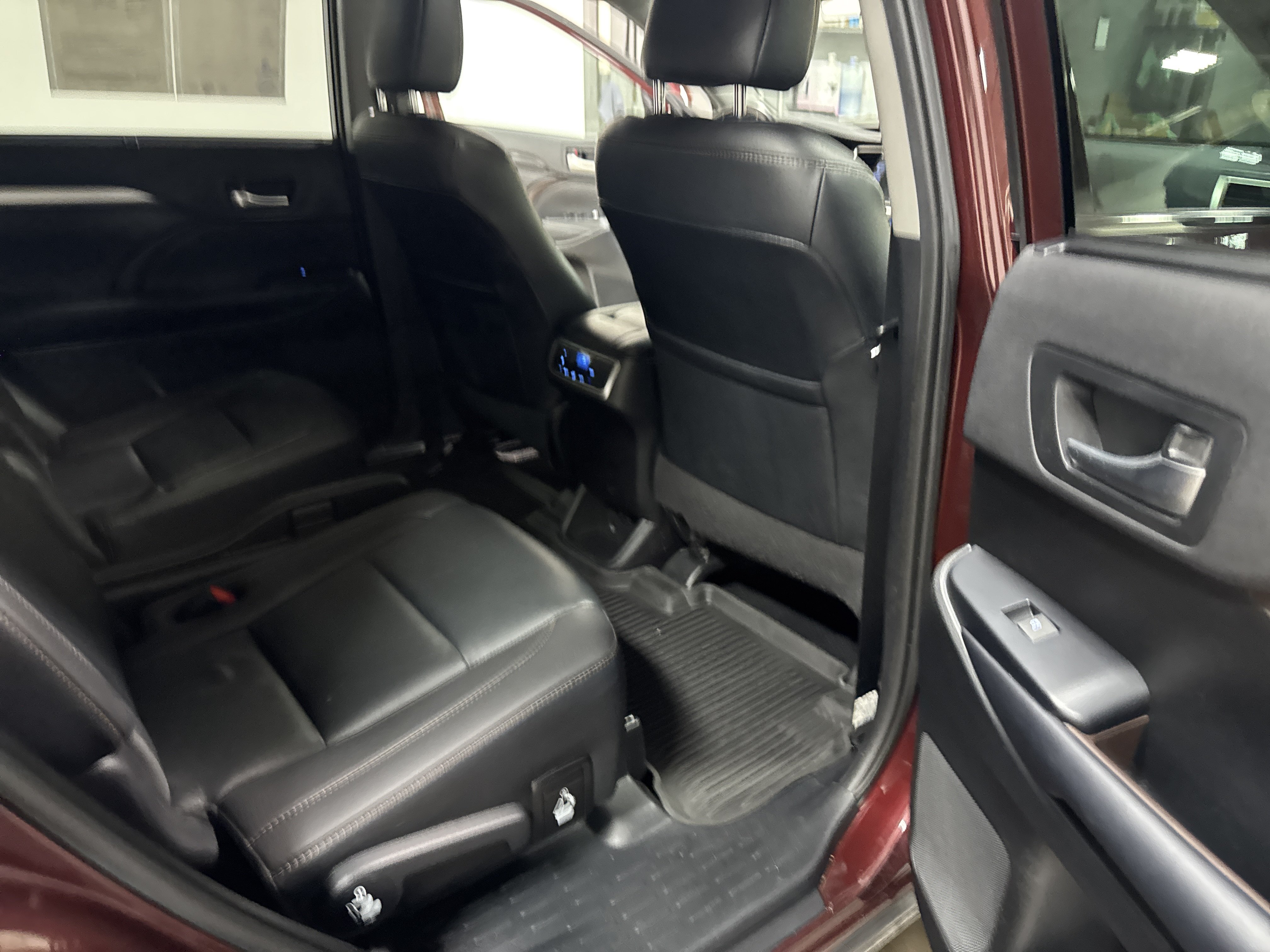 Used 2019 Toyota Highlander XLE AWD/4WD image 38