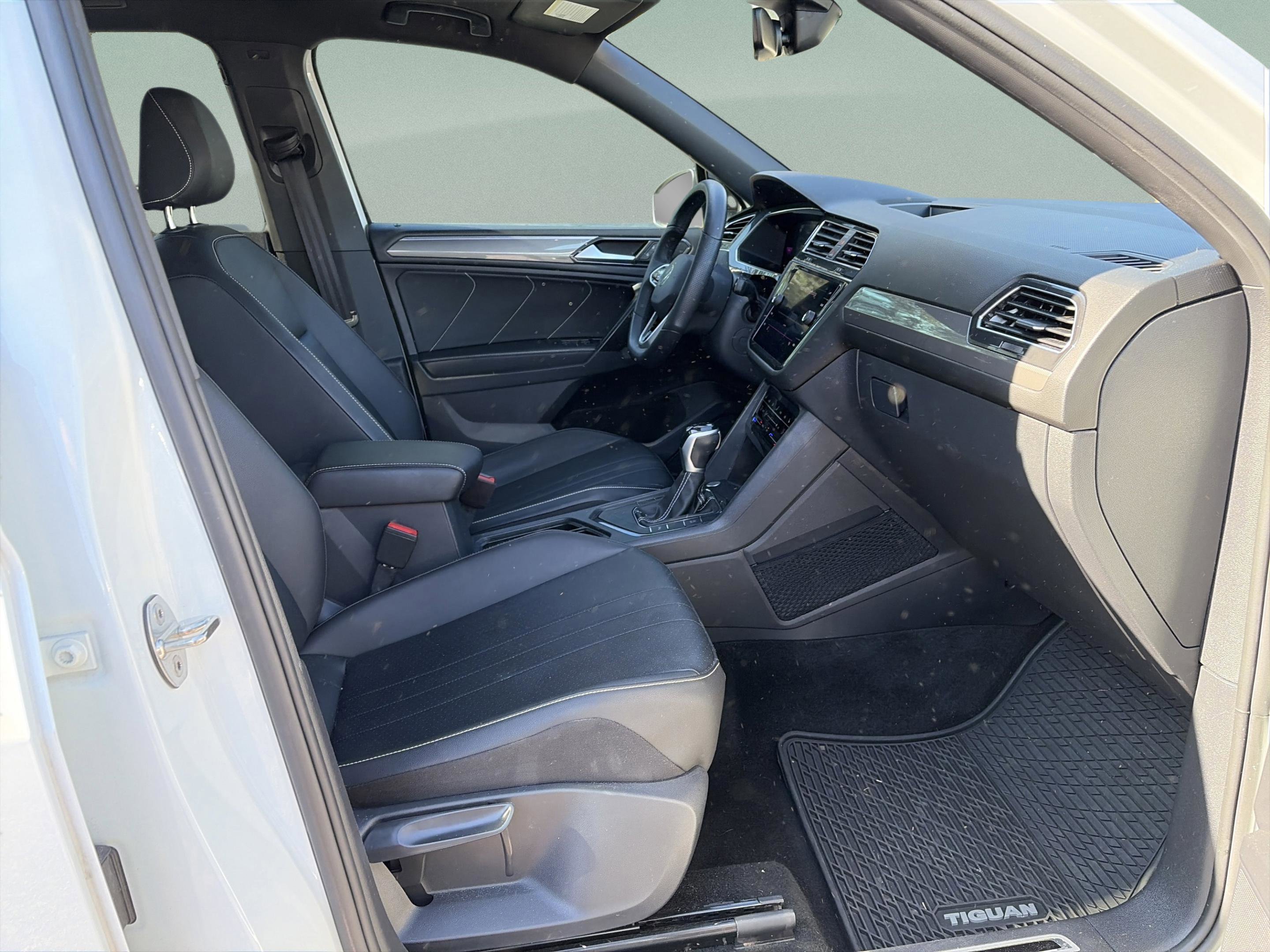 Used 2022 Volkswagen Tiguan SE R-Line image 18