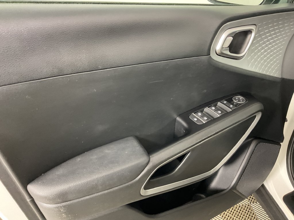 Used 2023 Kia Soul LX w/ Option Group 015 FWD image 16