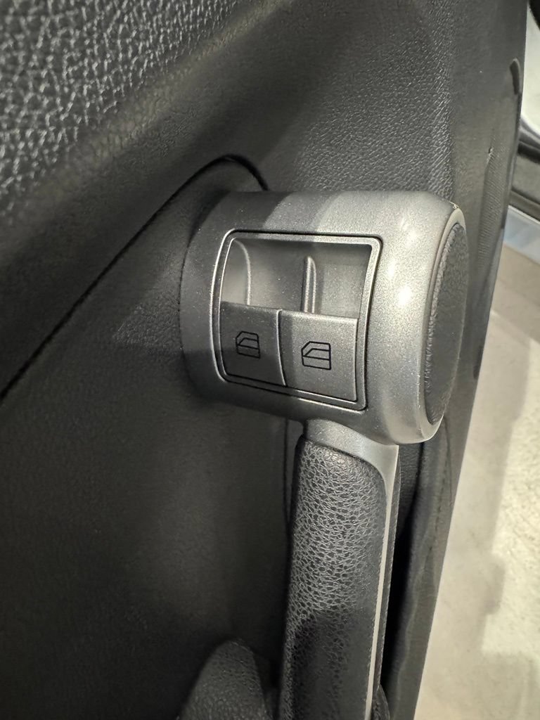 Used 2010 Mercedes-Benz SLK 300 image 13