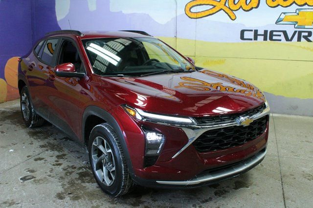 Used 2025 Chevrolet Trax LT w/ LT Convenience Package image 2