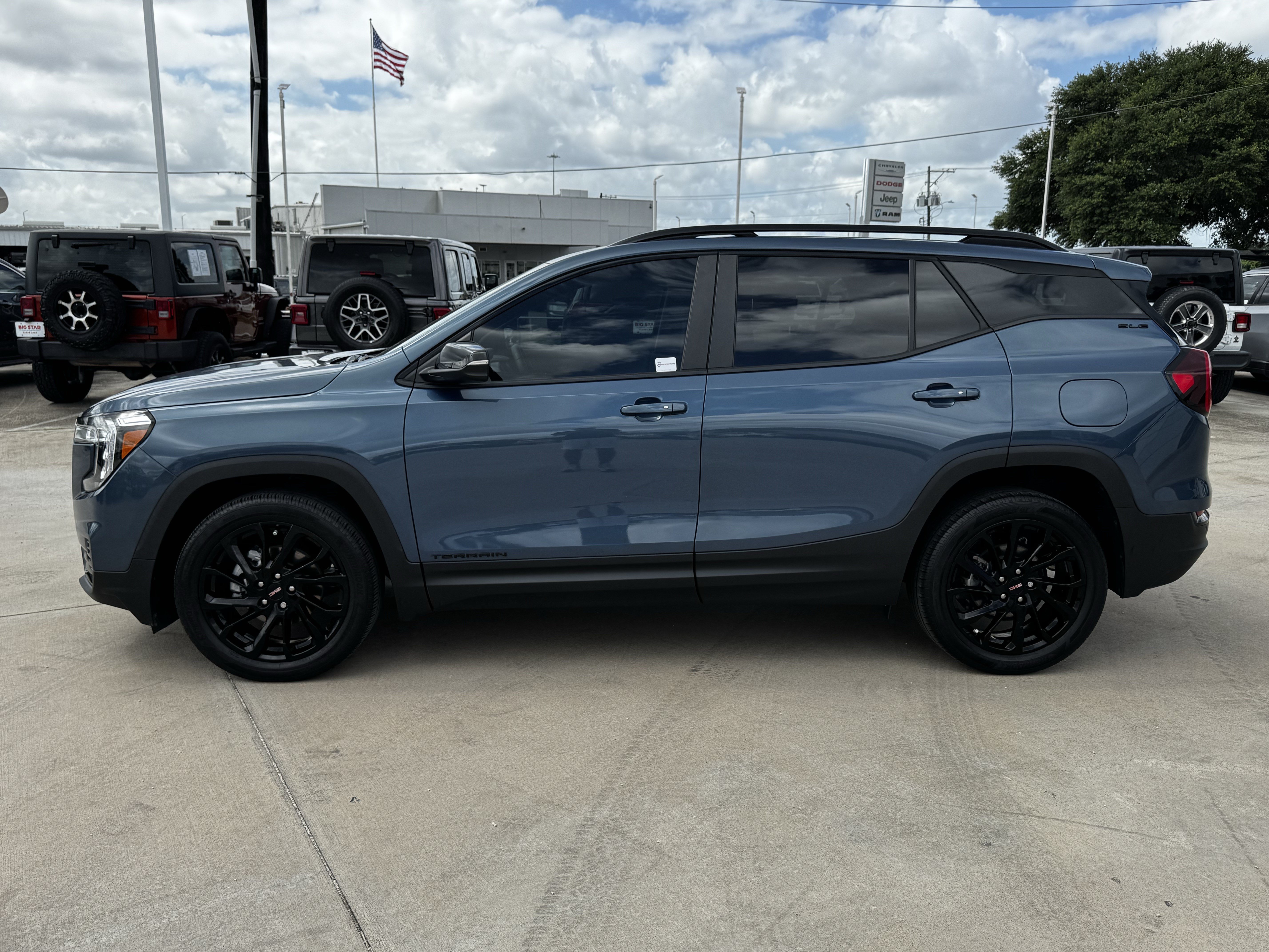 Used 2024 GMC Terrain SLE w/ Driver Convenience Package FWD image 7