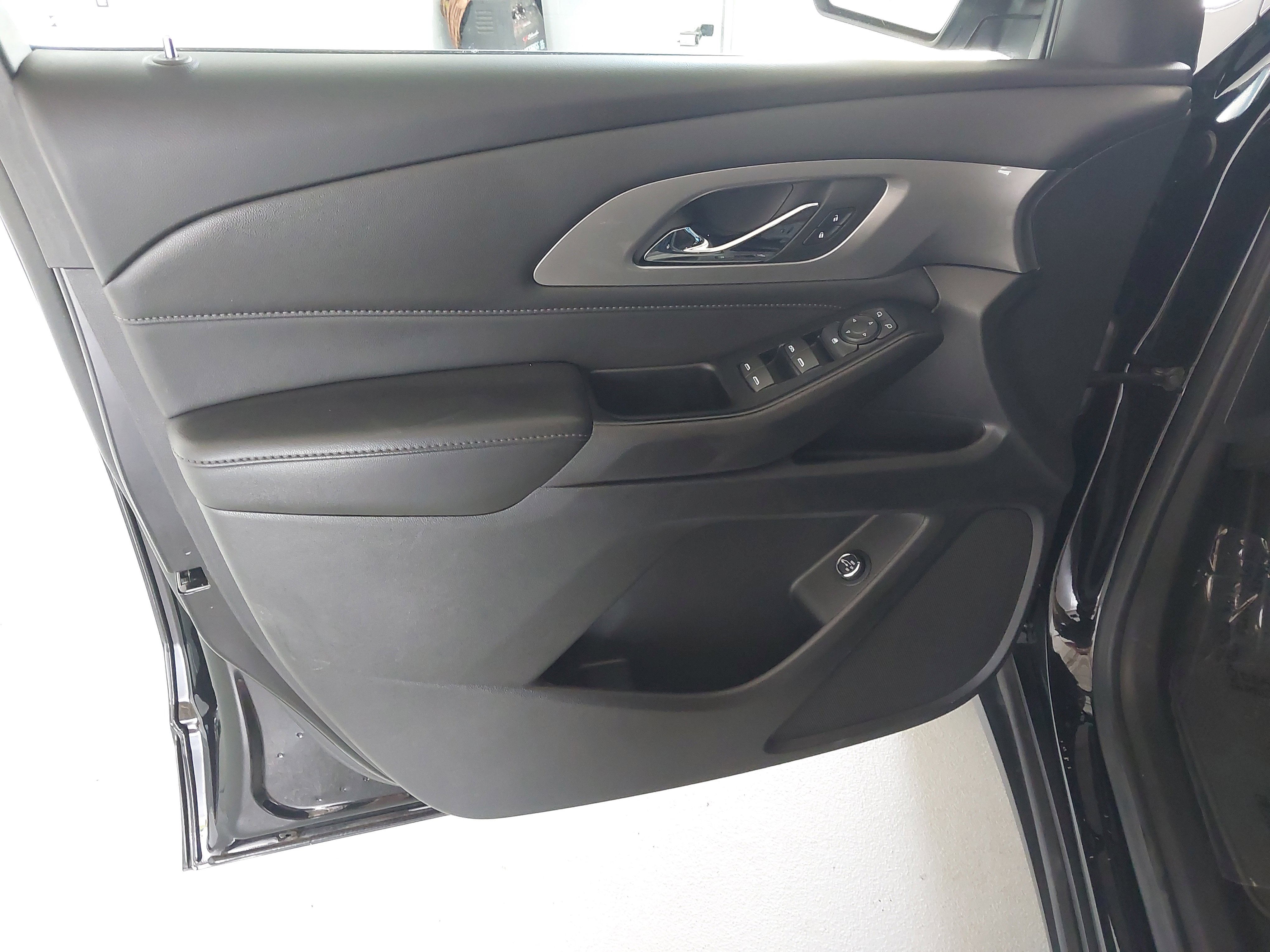 Used 2023 Chevrolet Traverse LT image 25