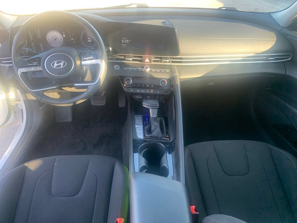 Certified 2025 Hyundai Elantra SEL FWD image 9
