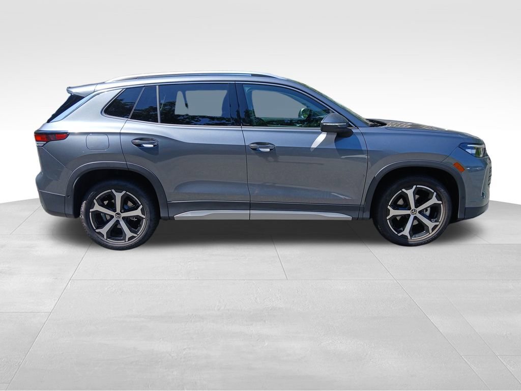 Used 2025 Volkswagen Tiguan SE image 8