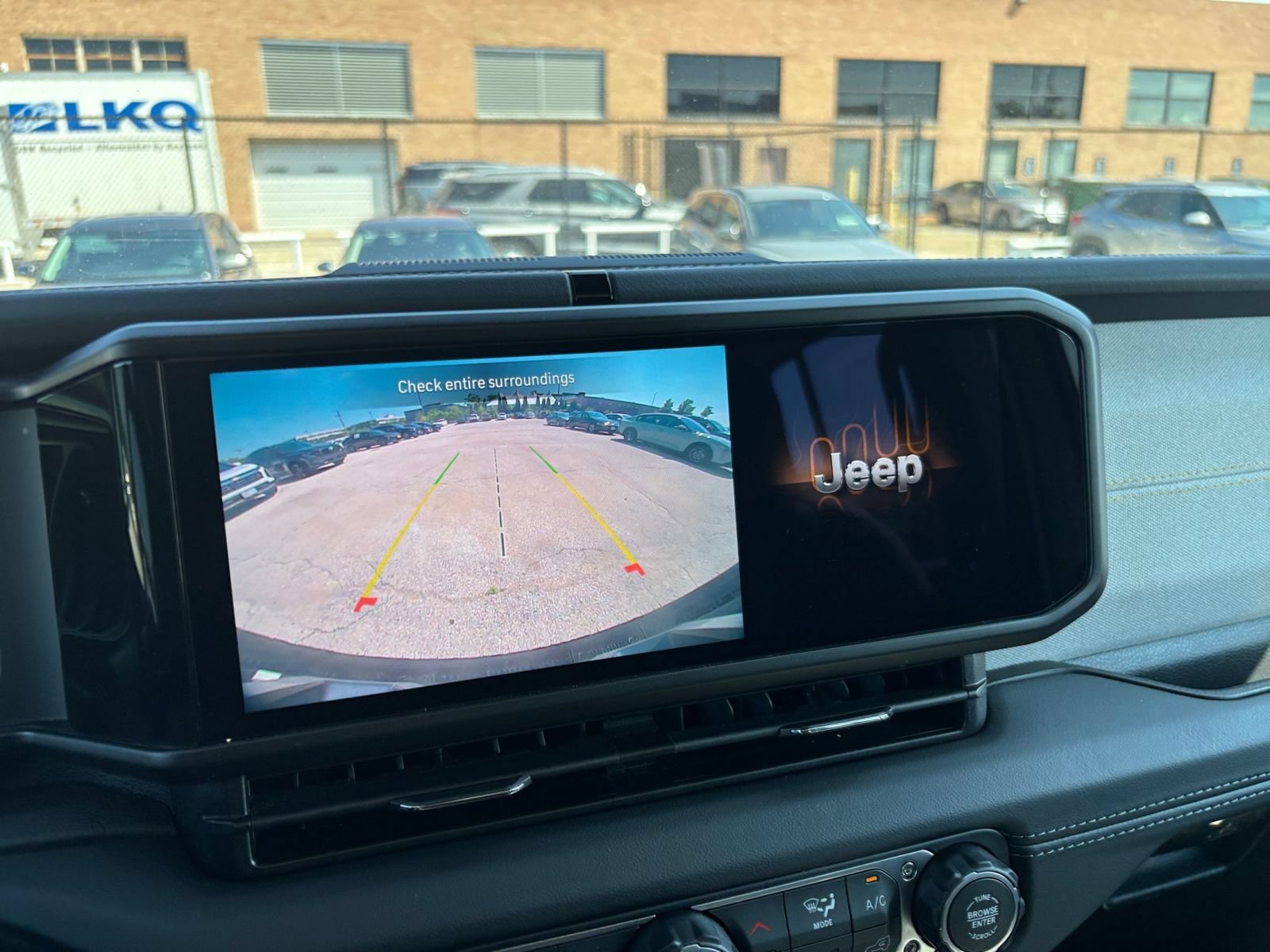 Used 2025 Jeep Wrangler Unlimited Sahara AWD/4WD image 18