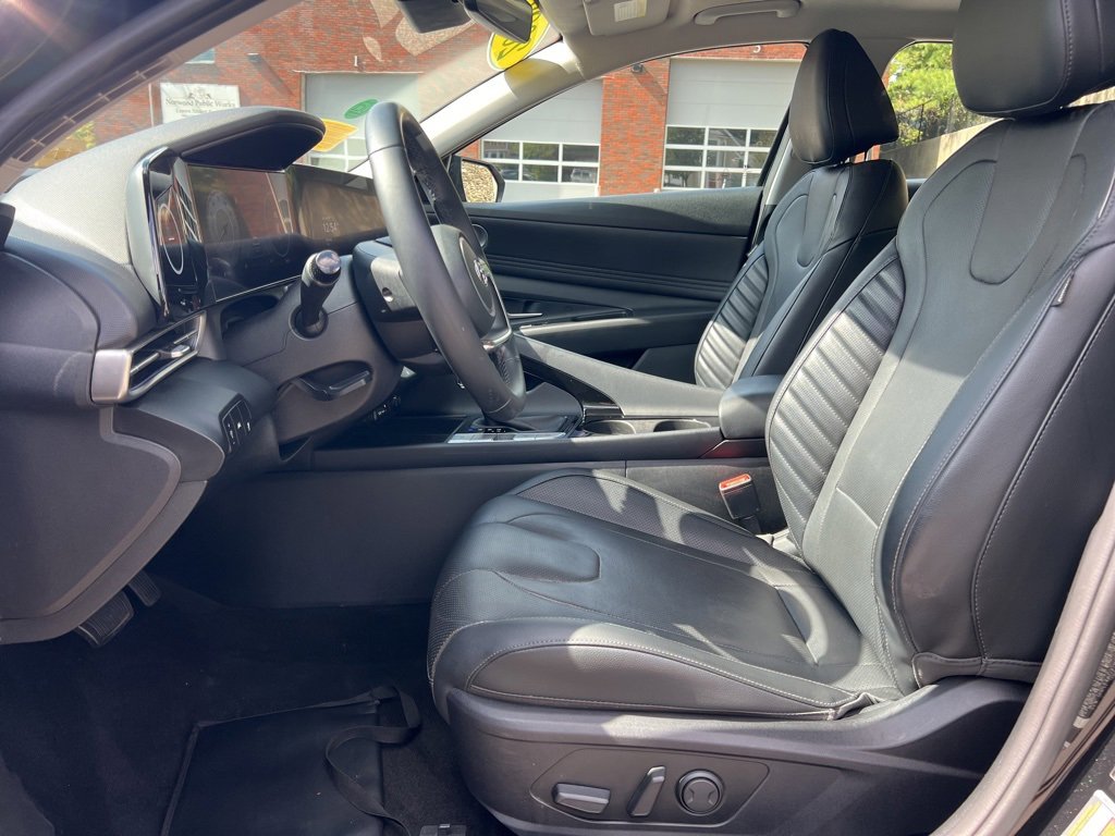 Used 2022 Hyundai Elantra Limited image 12