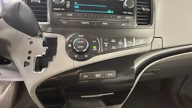 Used 2014 Toyota Sienna LE AWD/4WD image 21