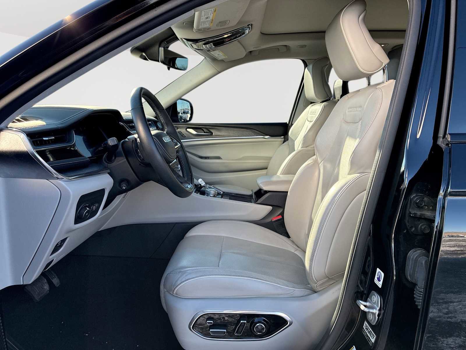 Used 2023 Jeep Grand Cherokee Overland w/ Advanced Protech Group III image 20