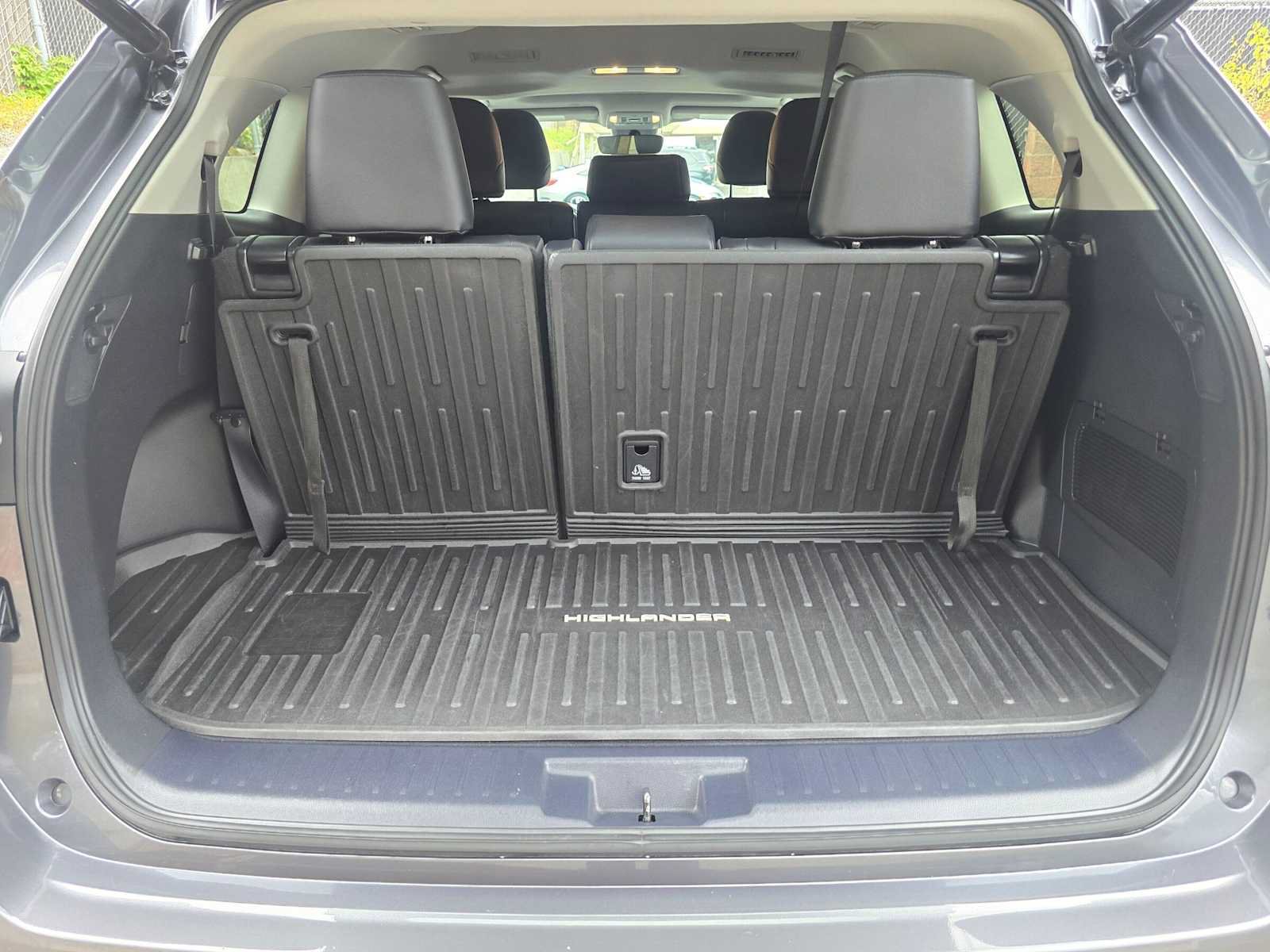 Used 2020 Toyota Highlander XLE AWD/4WD image 14