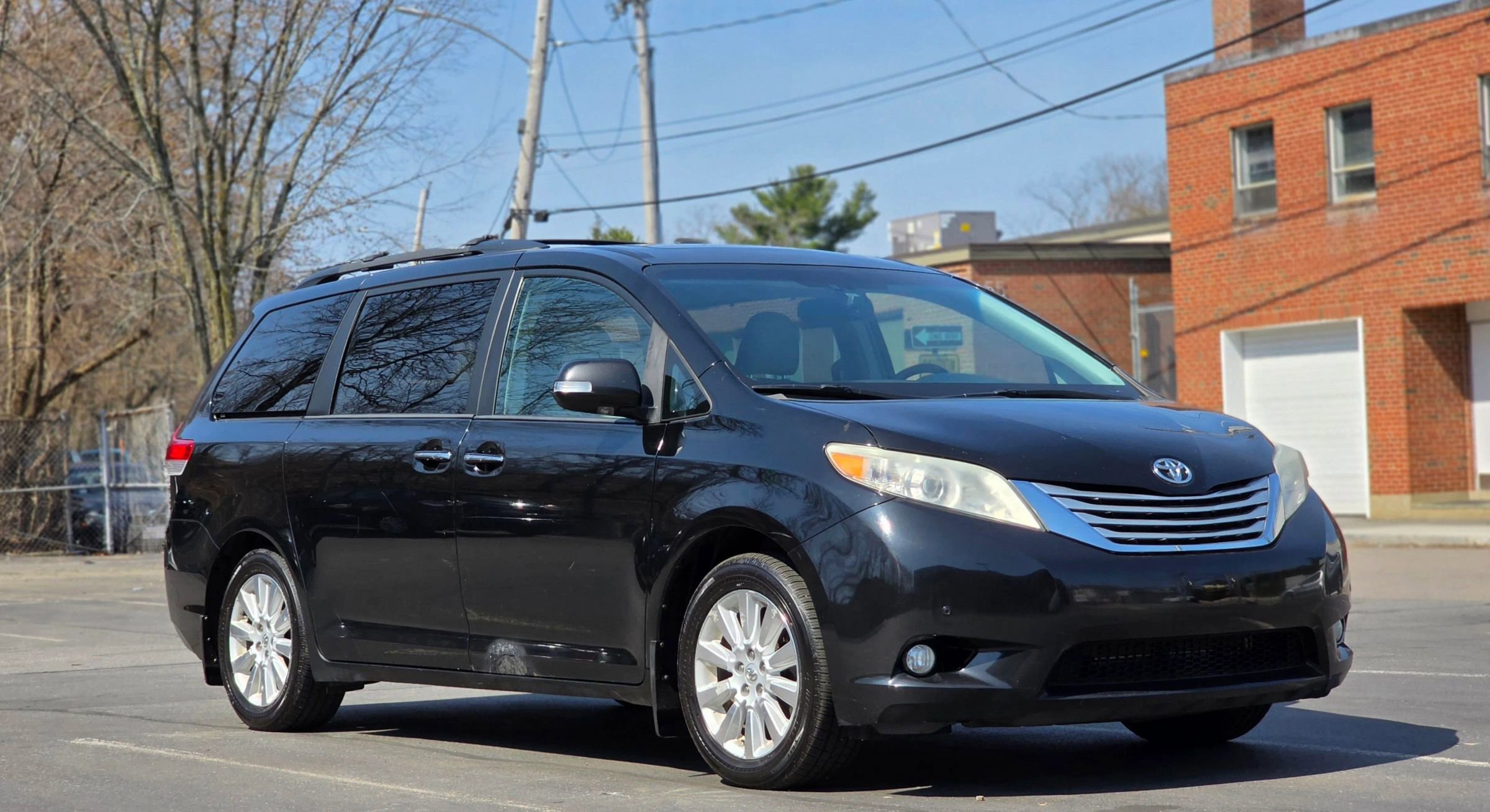 Used 2013 Toyota Sienna Limited w/ Premium Pkg AWD/4WD image 2