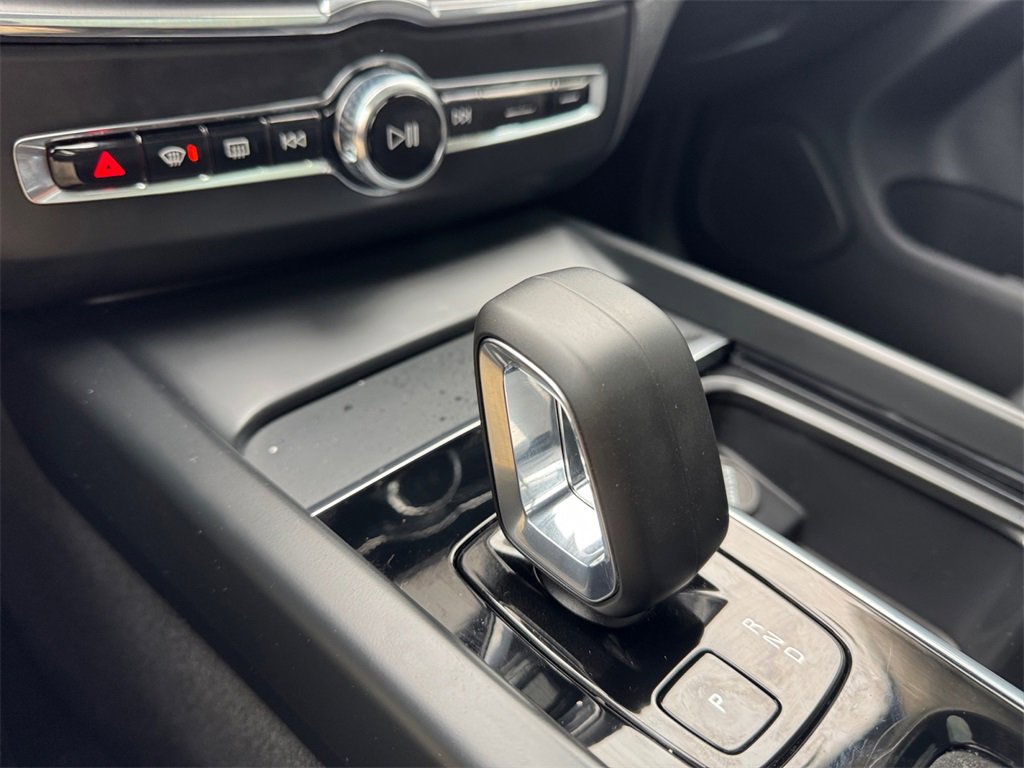 Certified 2025 Volvo XC60 B5 Core image 16