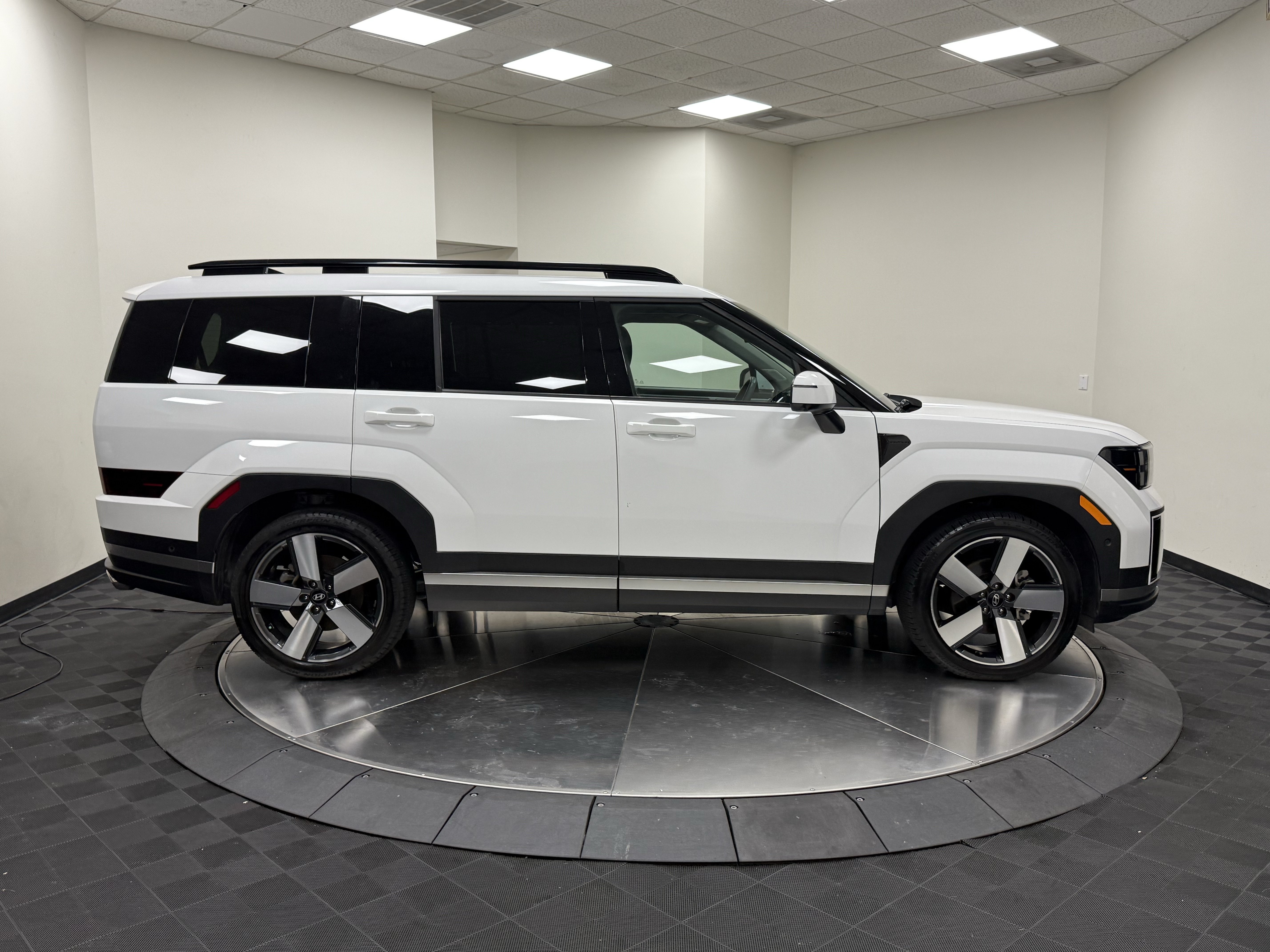 Used 2025 Hyundai Santa Fe Limited FWD image 9