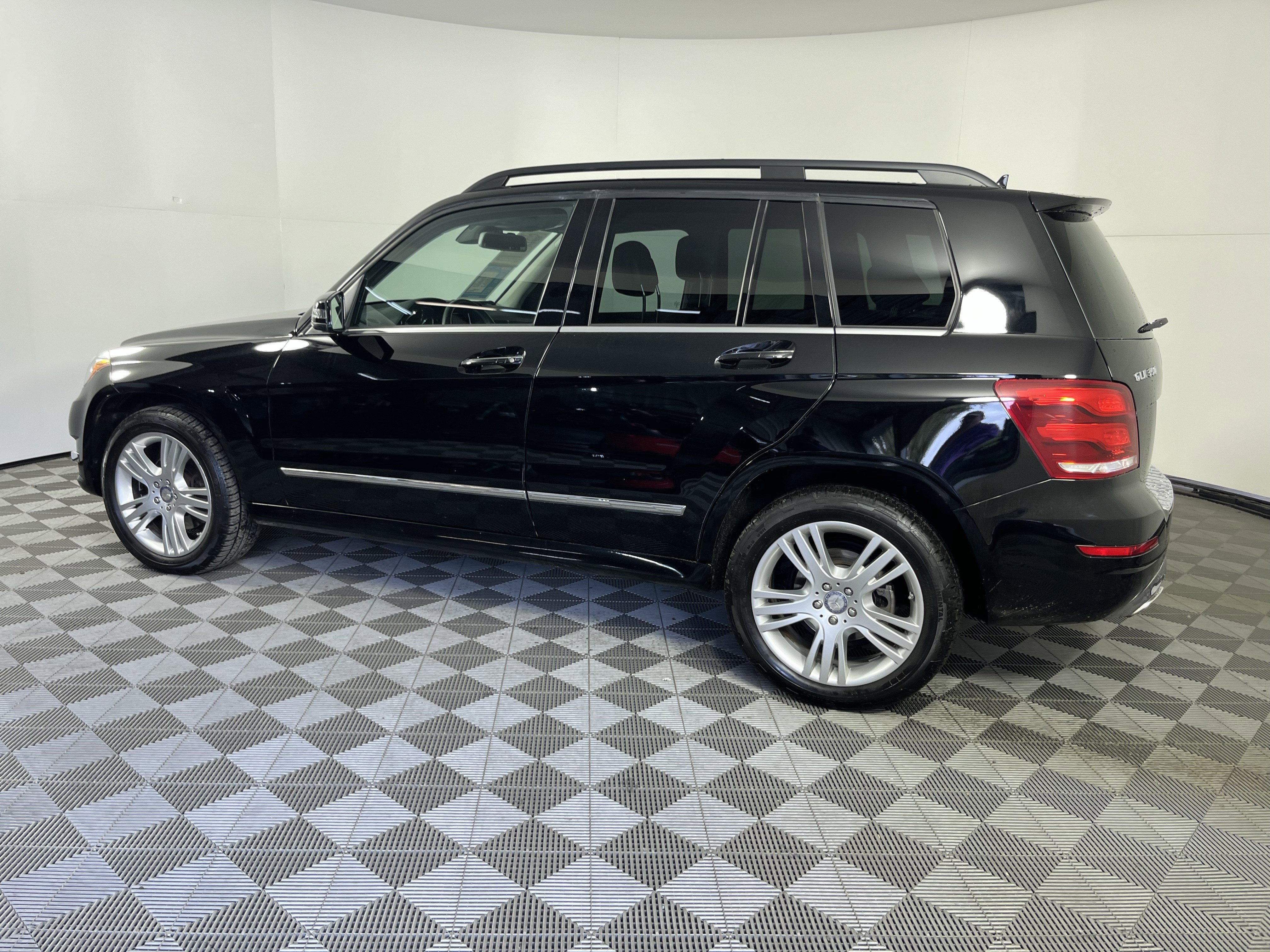 Used 2015 Mercedes-Benz GLK 350 4MATIC image 2