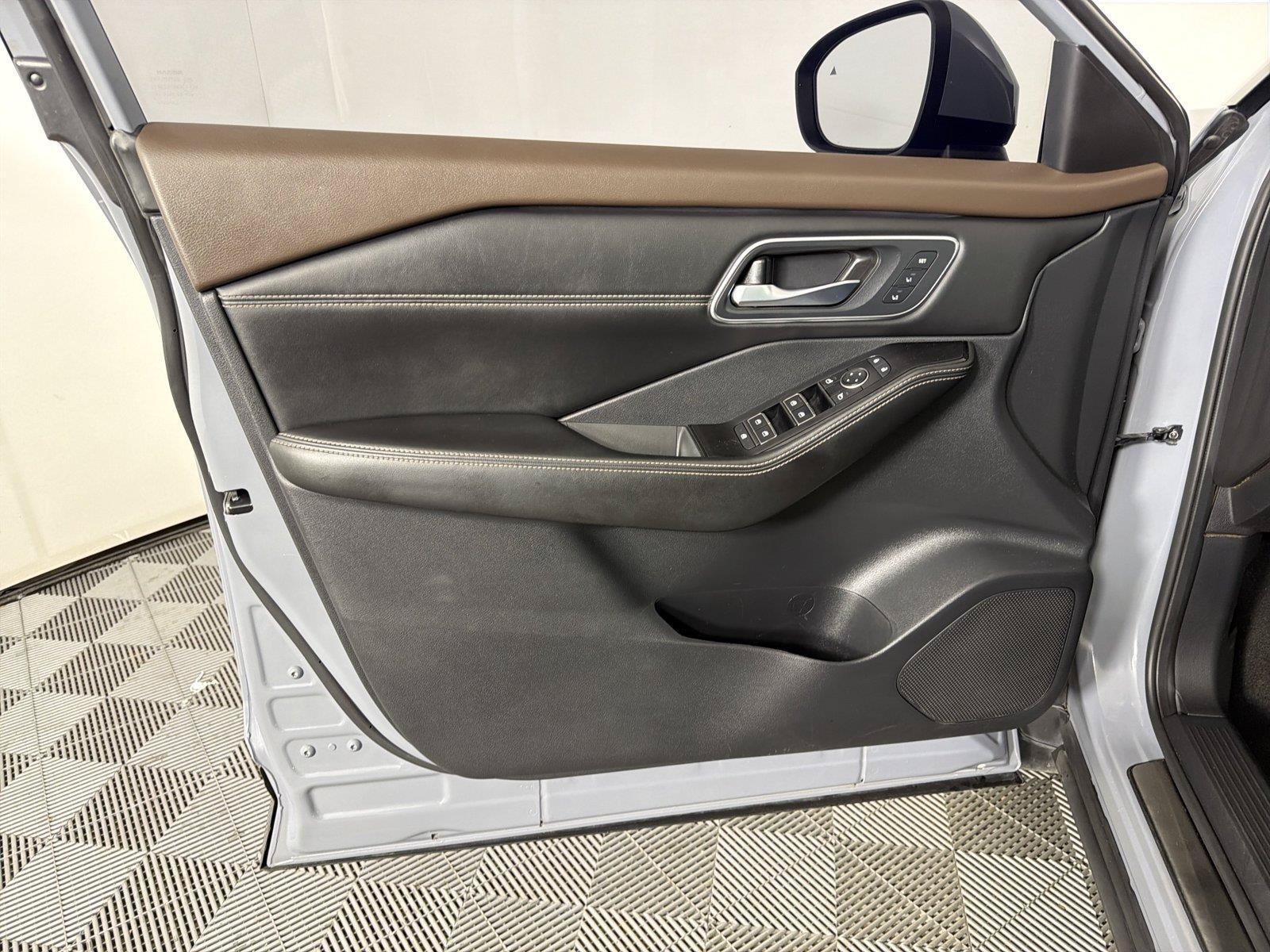 Used 2021 Nissan Rogue Platinum FWD image 8