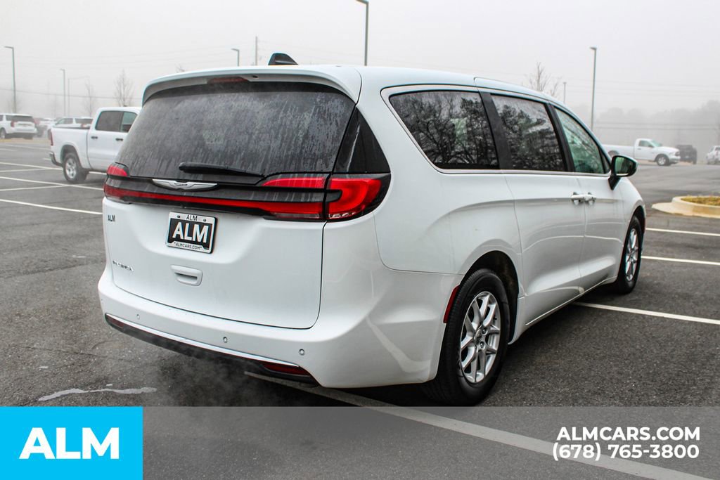 Used 2023 Chrysler Pacifica Touring-L image 6