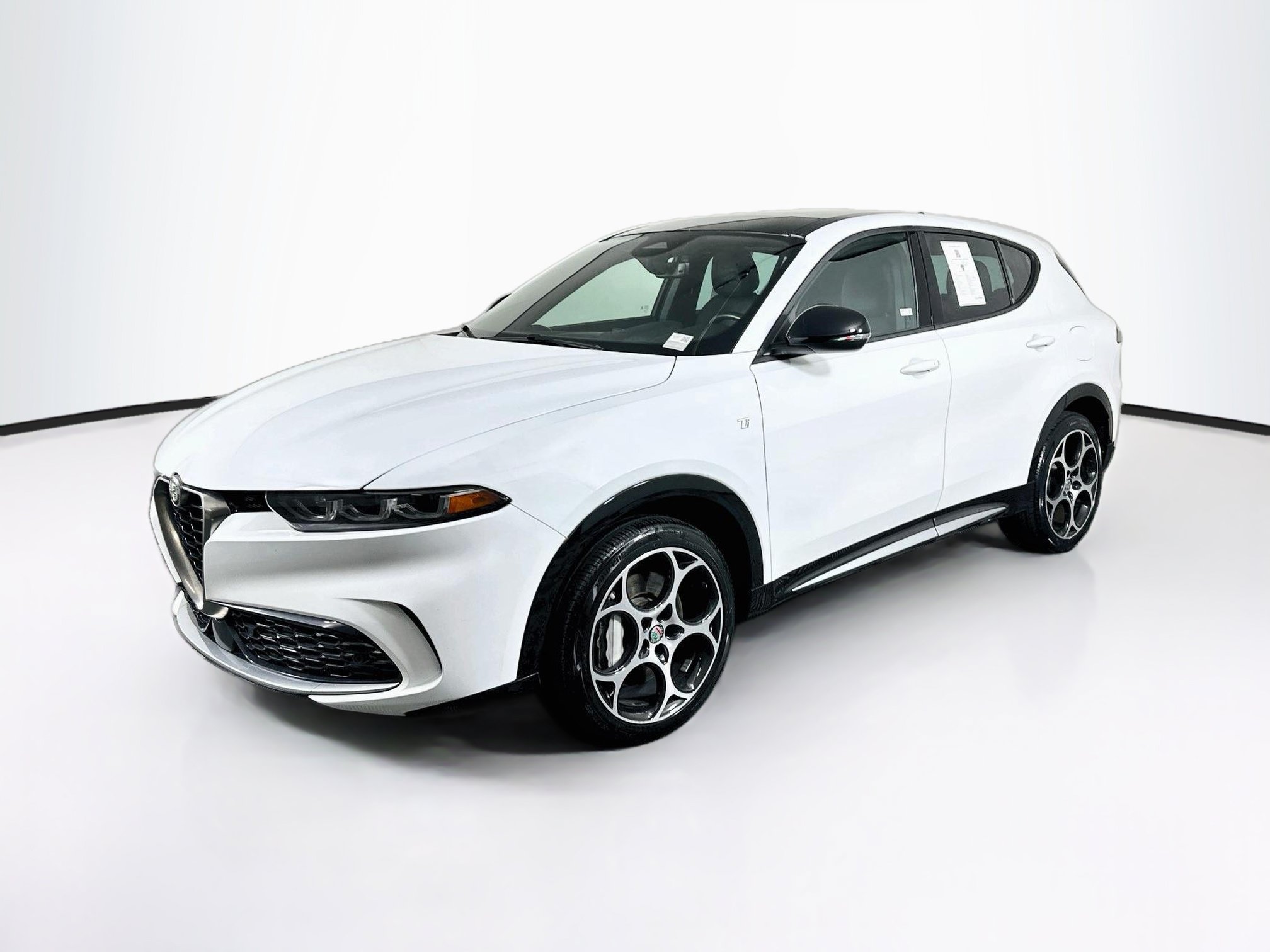 Used 2024 Alfa Romeo Tonale Ti w/ Premium Interior Package AWD/4WD image 3