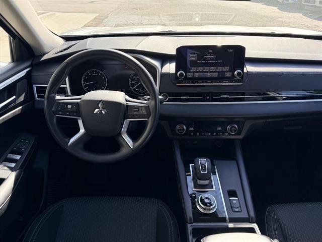 Used 2024 Mitsubishi Outlander ES image 11