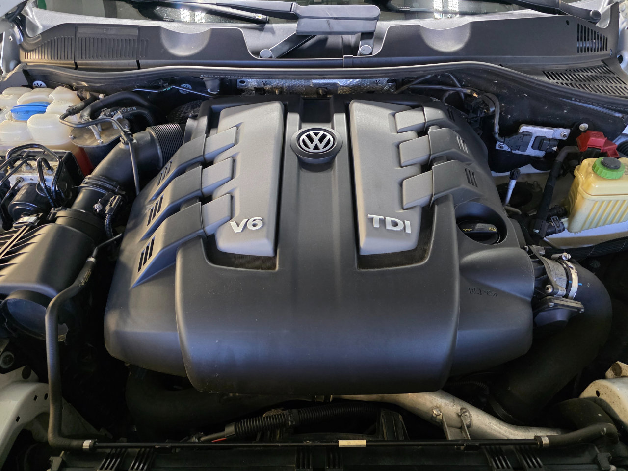 Used 2014 Volkswagen Touareg TDI image 38