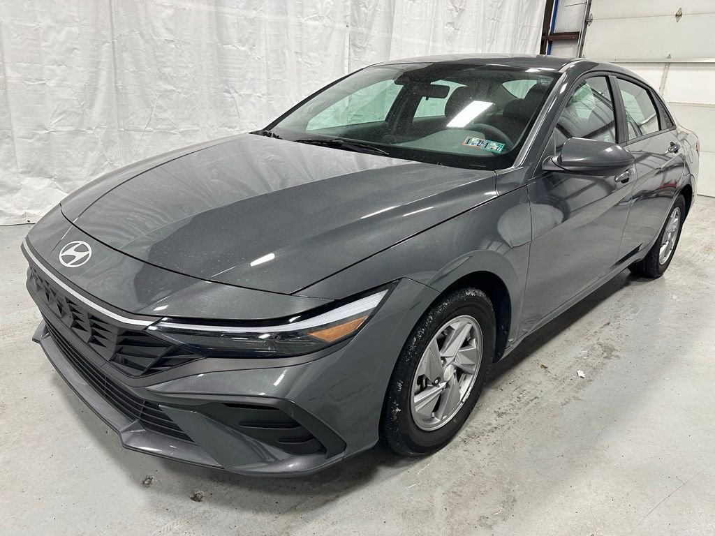 Used 2025 Hyundai Elantra SE image 3